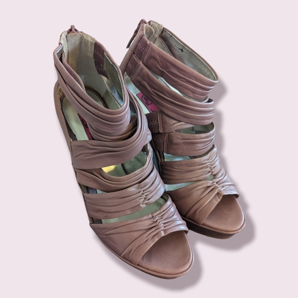 Chi by Carlos Falchi Mauve Leather strappy Platform Heels - Picture 3 of 8